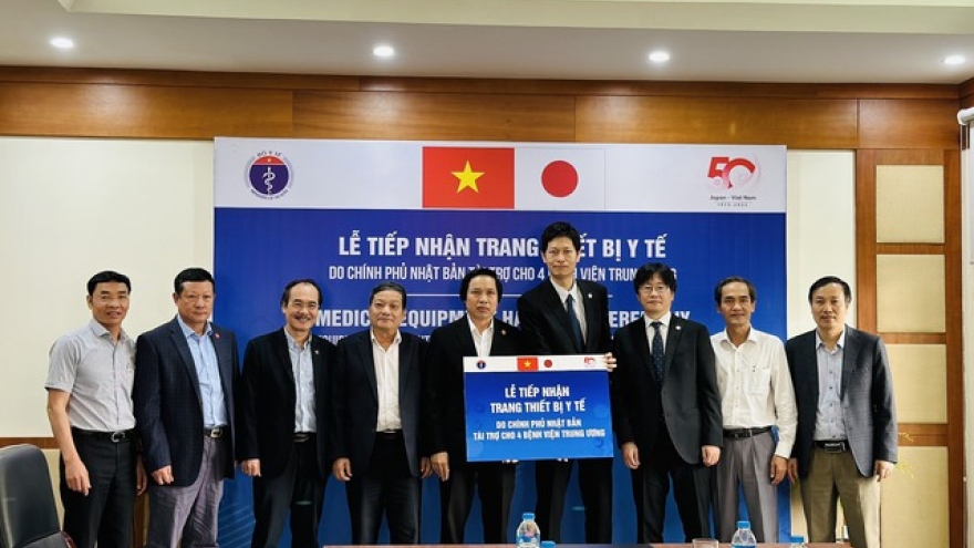 Japan donates medical equipment to four central hospitals in Hanoi