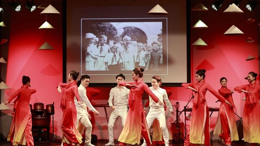 Art performance celebrates 30 years of Vietnam-Uruguay diplomatic ties