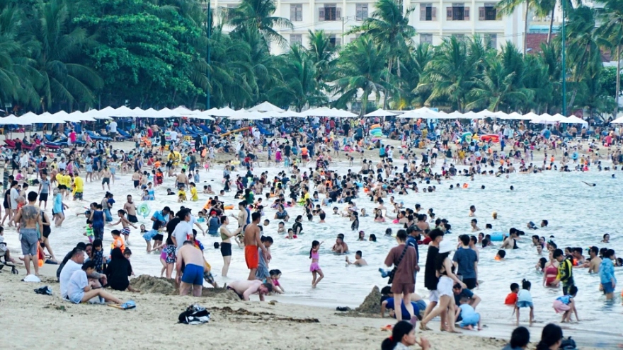 Beaches attract holidaymakers during five-day break