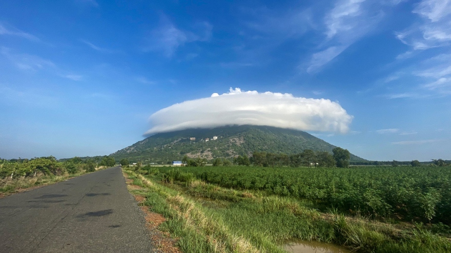 UFO-shaped clouds on Ba Den Mountain thrill locals