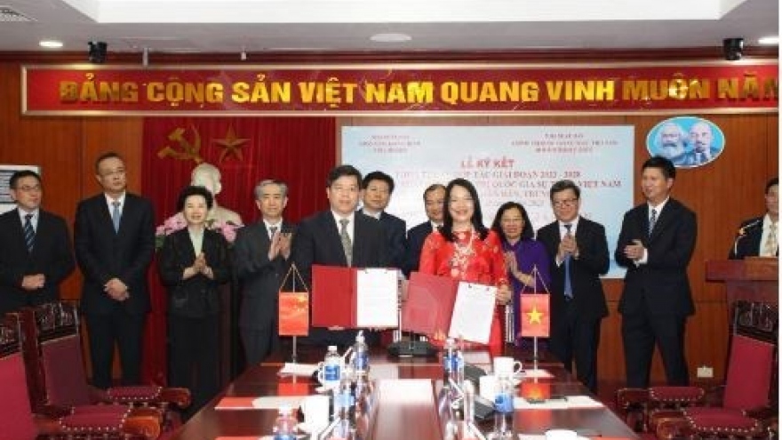 Vietnamese, Chinese publishing houses sign deals