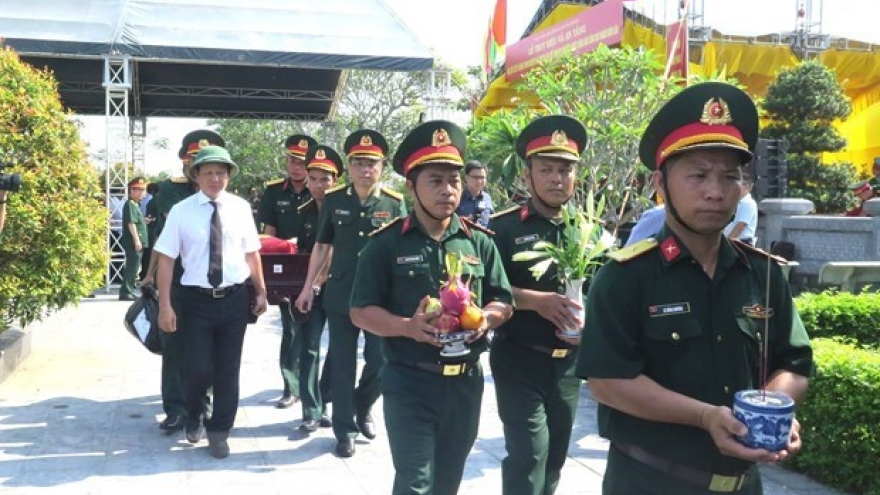 Remains of volunteer soldiers found in Laos reburied