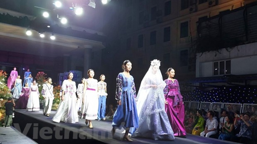 Vietnamese and Ukrainian costumes debut in Hanoi fashion show
