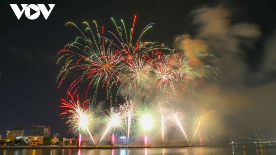French, Canadian teams compete at Da Nang Fireworks festival