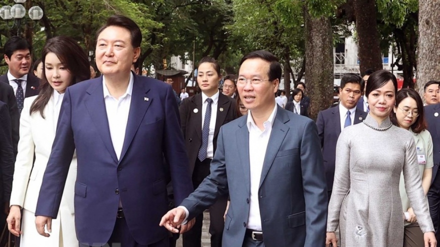 Vietnam and RoK Presidents stroll around Hoan Kiem Lake