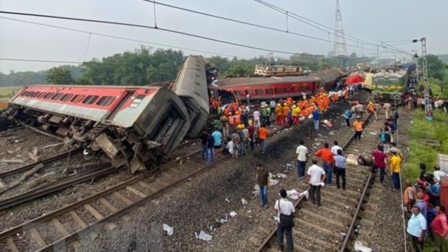 Vietnamese leaders send condolences to India over deadly train crash