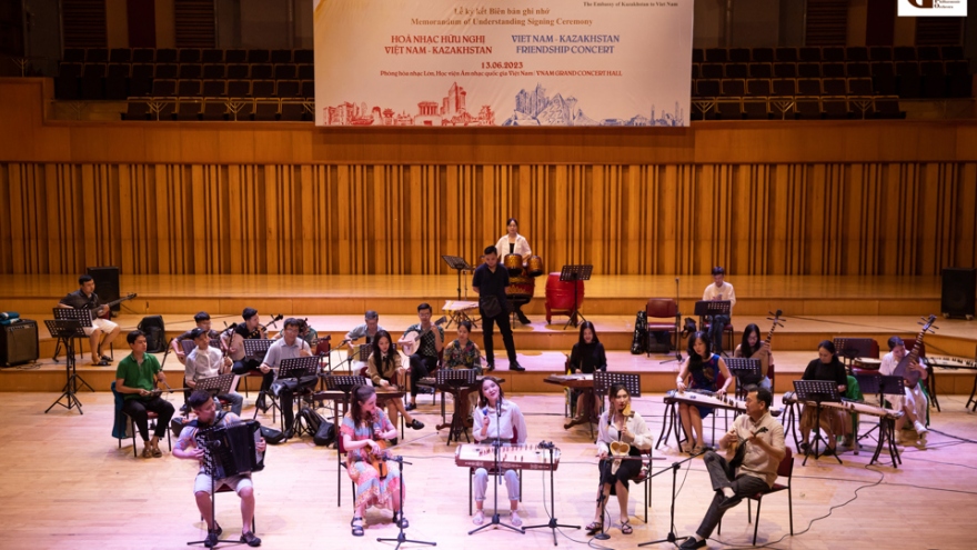 Kazakh violinist puts on impressive performances during Vietnam tour