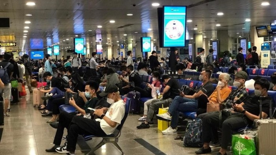 Passengers passing through Noi Bai International Airport surge