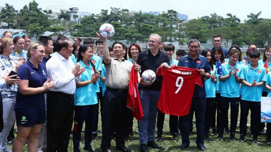 PMs join in exchange with female footballers of Vietnam, Australia