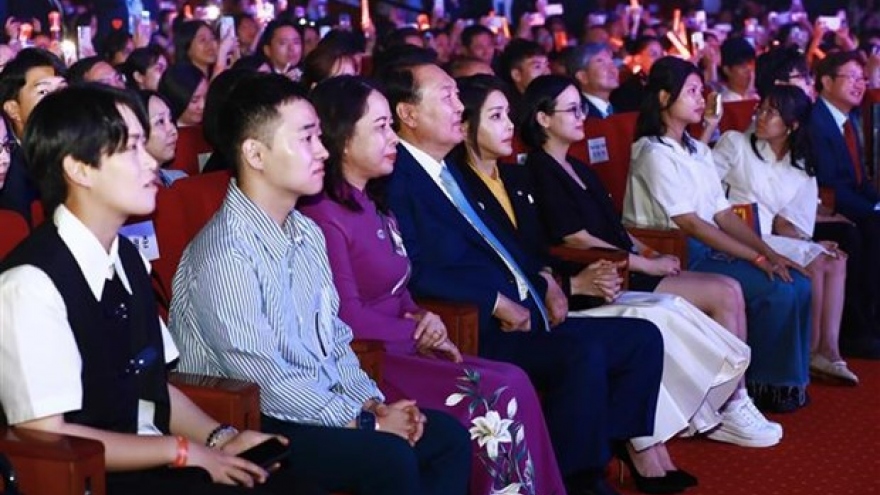 RoK President, Vietnamese Vice President join music gala of cultural exchange