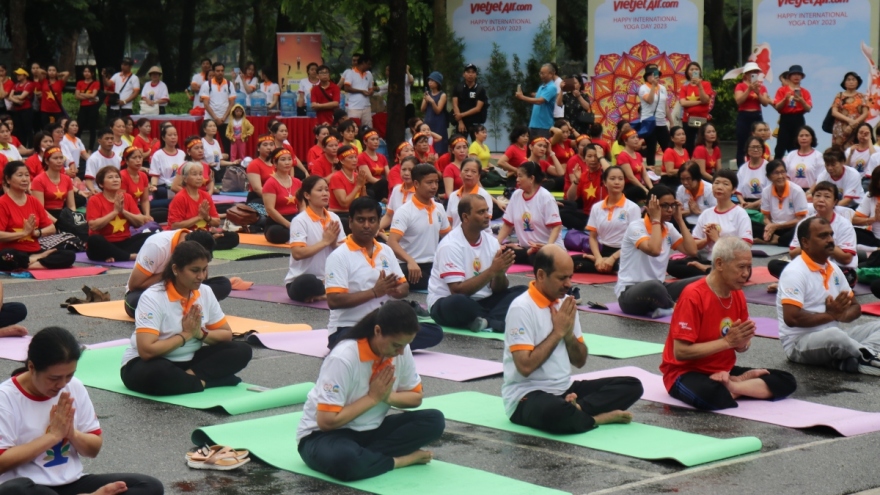 Over 1,000 perform yoga in Hanoi on international festive day
