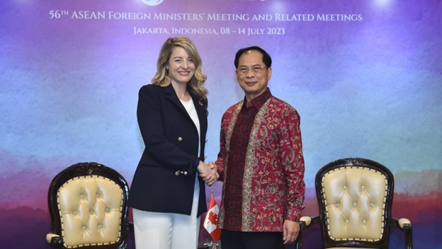 FM meets with foreign counterparts on sidelines of AMM-56