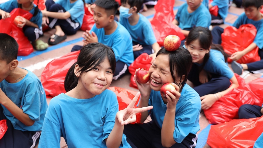 New Zealand presents gifts of fruit and milk to vulnerable children in VN