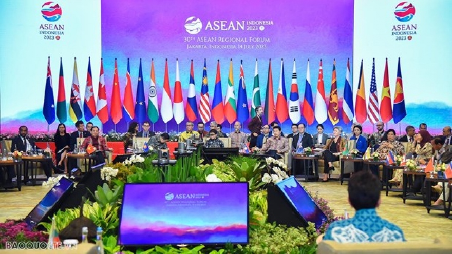 Vietnam attends 30th ASEAN Regional Forum