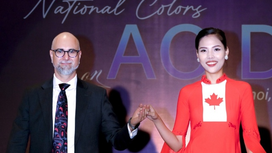 Foreign ambassadors hit catwalk for Ao Dai fashion show