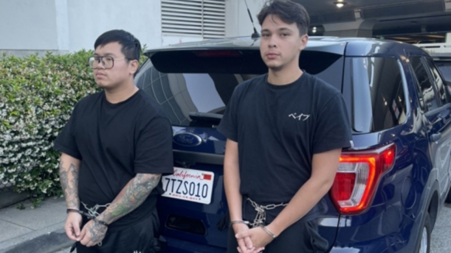 Vietnam hands over two American fugitives to US police