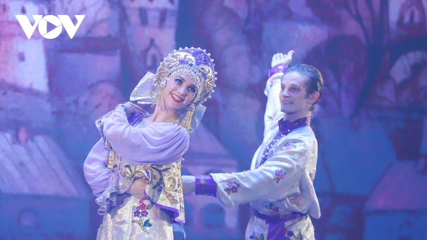 Russian dancers steal the show in Ha Long