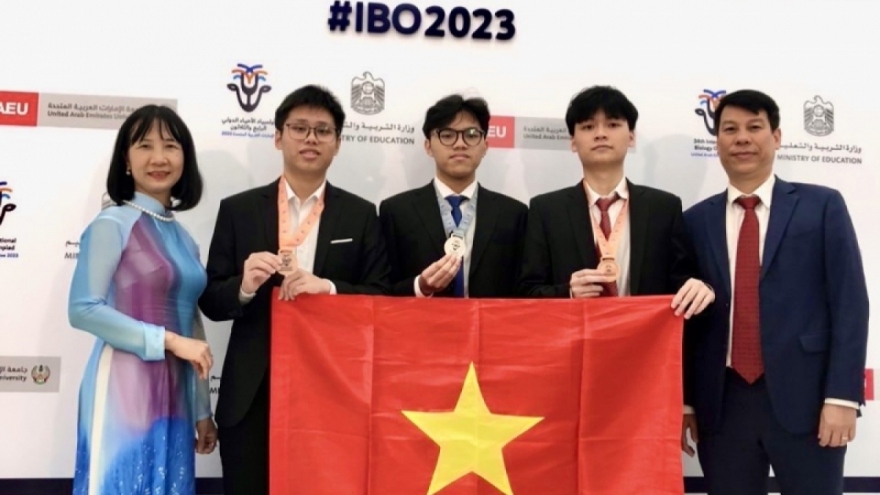 Three VN students win medals at International Biology Olympiad