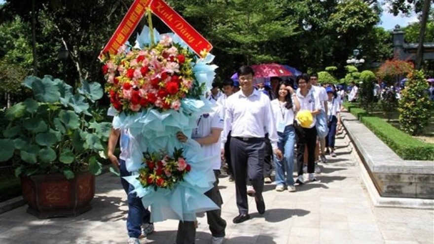 Overseas Vietnamese youth pay respect to President Ho Chi Minh