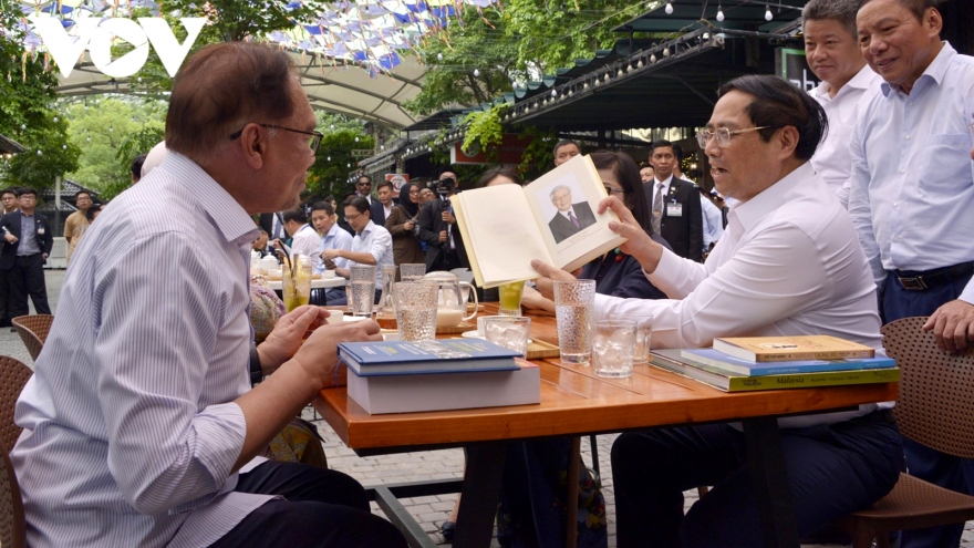 Vietnam and Malaysia leaders visit Hanoi Book Street, sample coffee