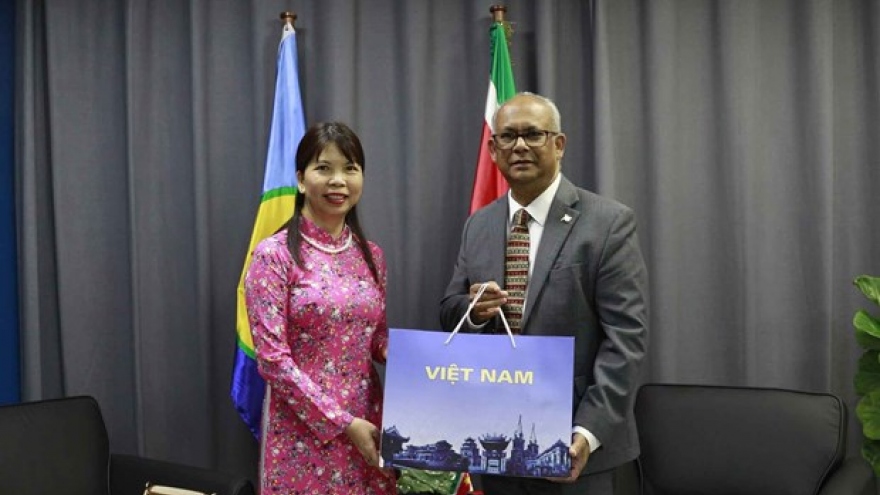 Suriname officials hail Vietnam’s outstanding development
