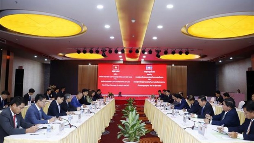 Vietnamese, Lao public security deputy ministers hold talks