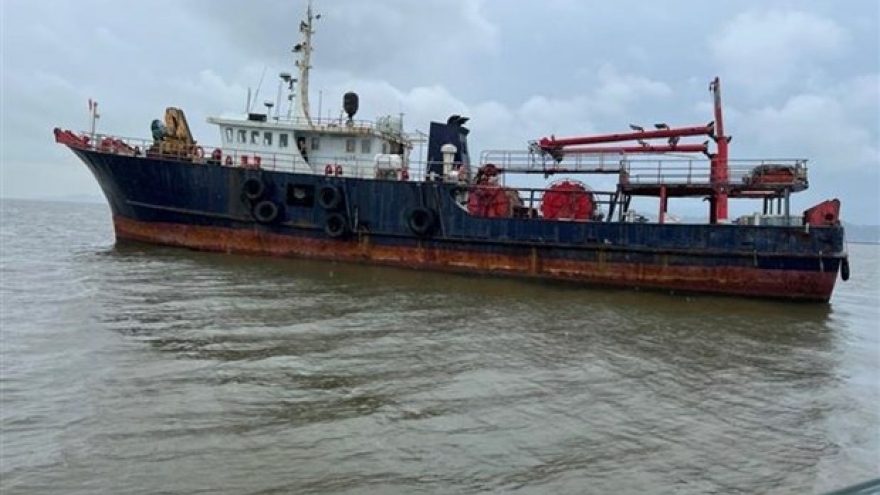 Hai Phong saves seven sailors on aground Hong Kong vessel