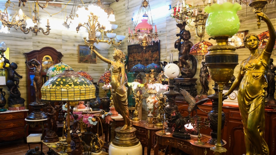 Hanoi old-fashioned market among favourite destinations for antique enthusiasts