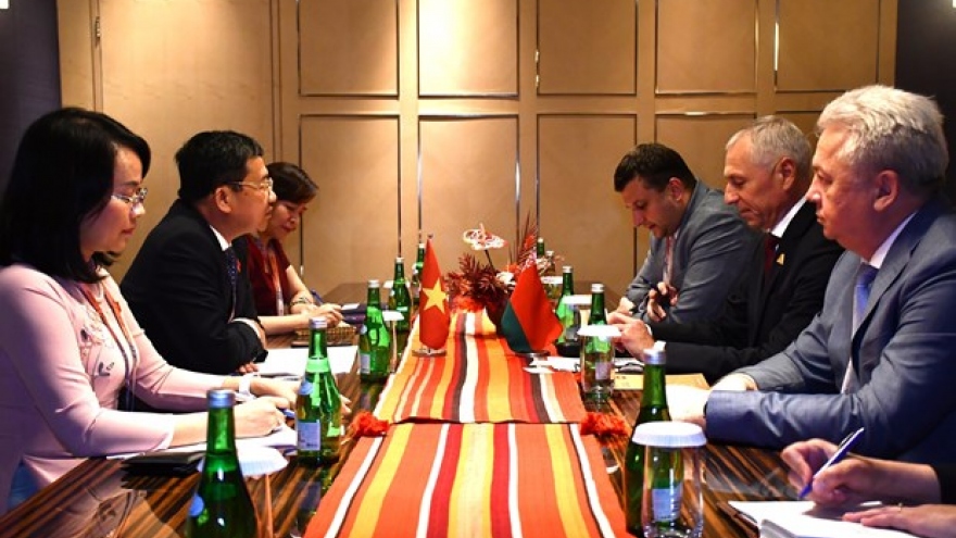 Vietnam’s delegation meets with foreign representatives on sidelines of AIPA-44