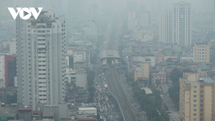 Hanoi chokes on fog and polluted air