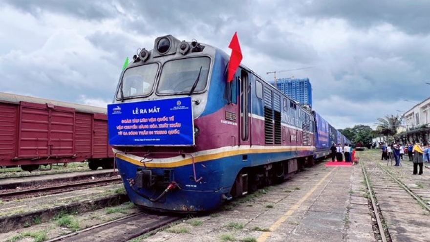 Train carrying exports to China from southern Binh Duong province debuts