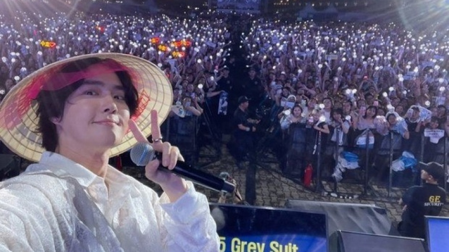 Boy band EXO stars show love for Vietnamese fans