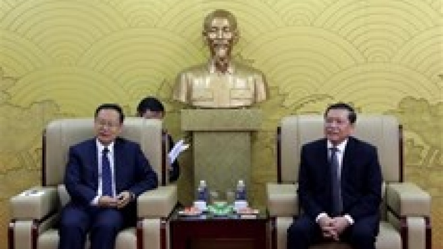 Vietnam, China enhance communications work on special ties