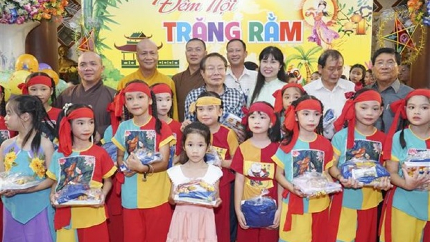 Mid-Autumn Festival held for Vietnamese children in Laos