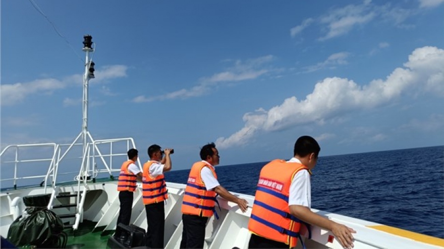 Foreign rescue forces join search for missing fishermen off Song Tu Tay Island