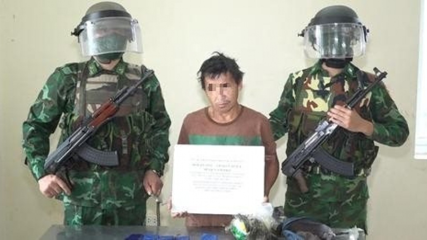 Lao national arrested for smuggling 1,000 drug pills into Vietnam