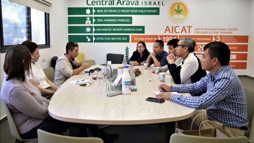 Embassy delegation visits Vietnamese students in Israel