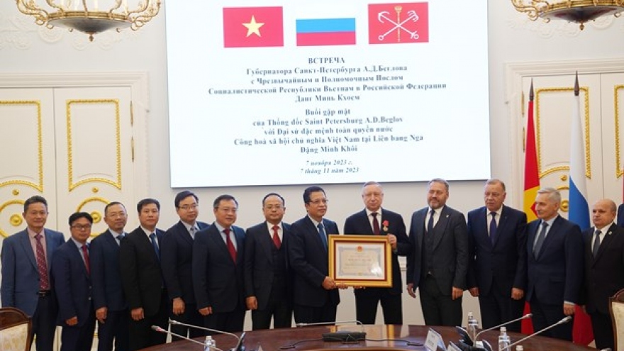 Friendship Orders conferred on St. Petersburg Governor, Ho Chi Minh Institute