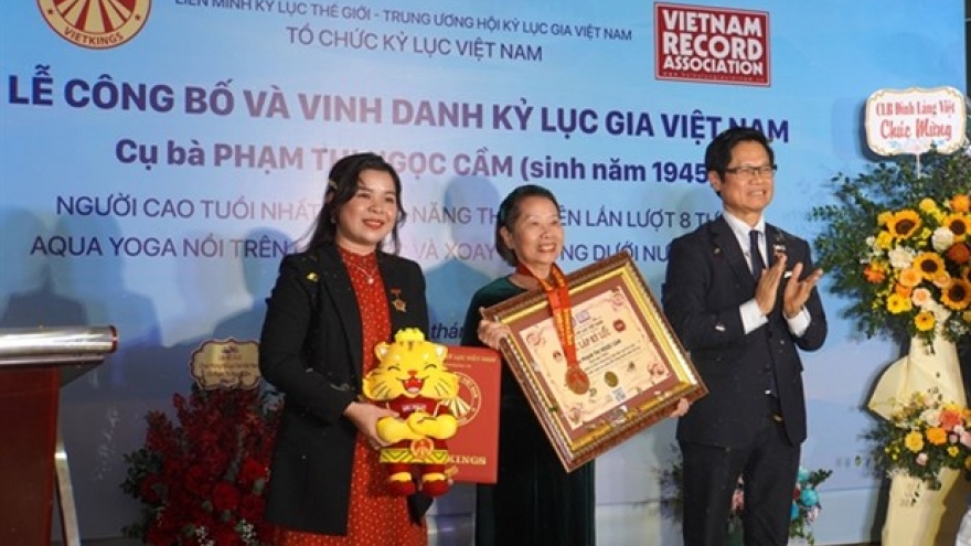 78-year-old woman sets Vietnam record in yoga