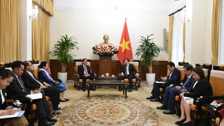 Vietnam, Laos strengthen cooperation in expatriate affairs