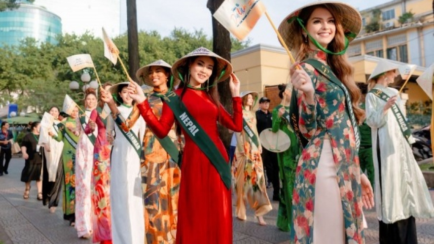 Miss Earth 2023 finalists graceful in Vietnamese Ao Dai