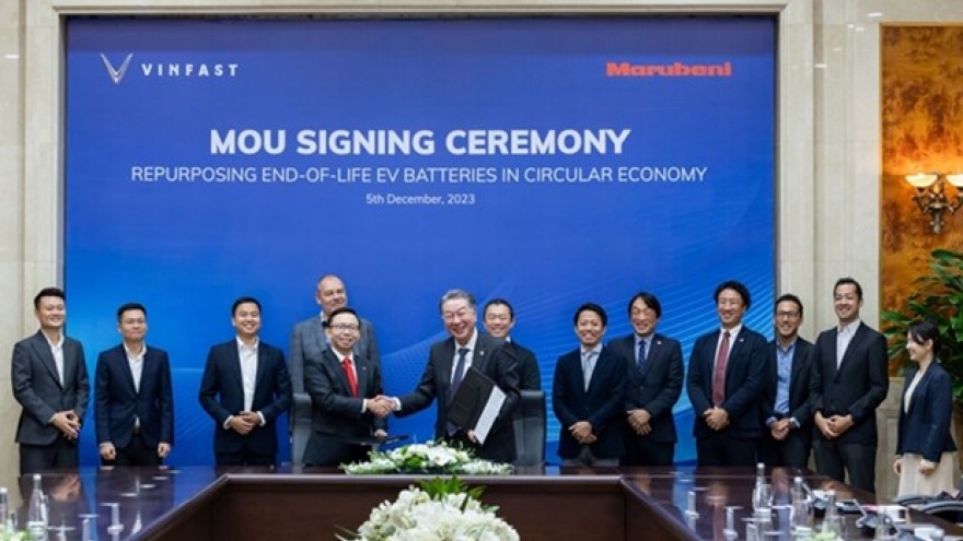 VinFast, Japanese corporation shake hands on repurposing EV batteries