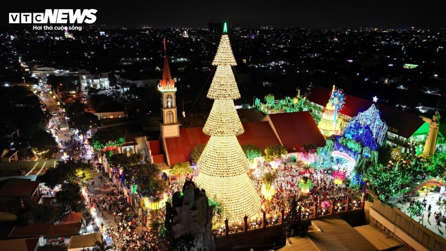 Giant Christmas tree made from 4,200 conical hats exhibited in Dong Nai province