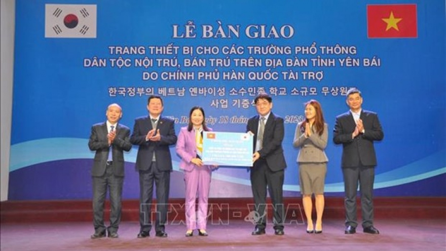 RoK hands over equipment to Yen Bai schools