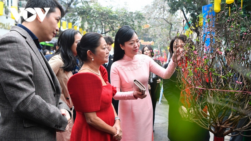 First Lady of the Philippines visits age-old flower market in Hanoi