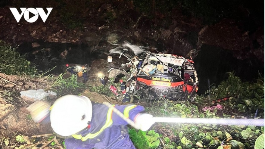 Passenger bus plunges off cliff in Da Nang, killing three