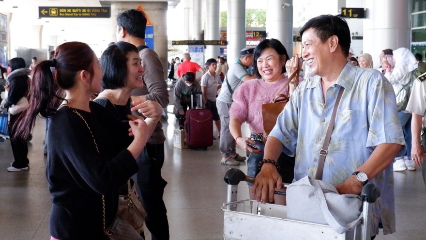 Tan Son Nhat airport busy welcoming Vietnamese expats returning home for Tet