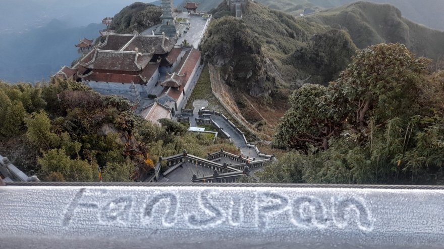 Hoar frost covers Fansipan peak as new cold spell hits northern region