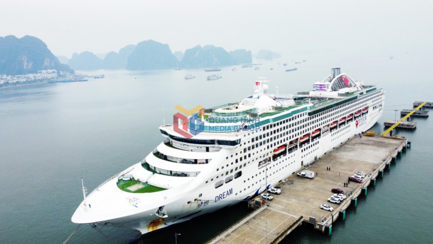 Luxury cruise ship brings 400 tourists to Ha Long Bay