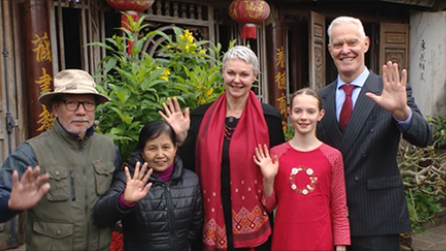Norwegian Ambassador explores Vietnamese Tet at Duong Lam ancient village